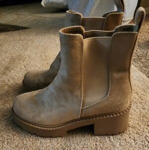 Ankle Boots Size 8.5 Tan Suede With Chunky Heel By Madden Girl
